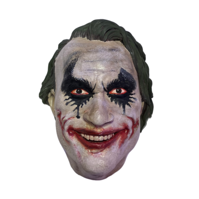 اکشن فیگور صورت جوکر، یک تجسم منحصر به فرد از شخصیت معروف دنیای کامیکس. این اثر هنری، جوانمردی را که در پشت لبخندی مخرب و صورت پرآتش جوکر پنهان شده، به تصویر می‌کشد.